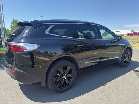 Used 2024 Buick Enclave Essence image 7