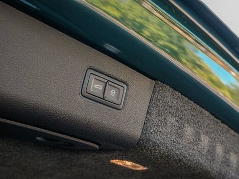 Used 2022 Bentley Bentayga AWD/4WD image 27