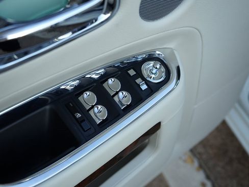 Used 2016 Rolls-Royce Ghost image 24