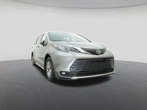 New 2026 Toyota Sienna XLE image 30