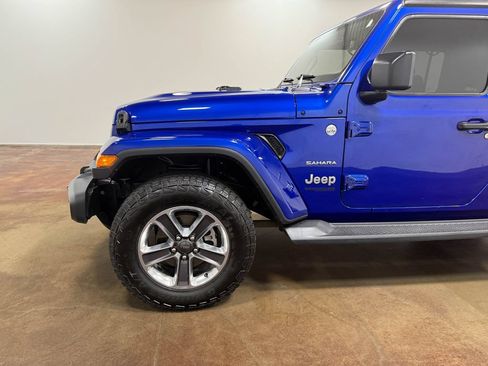 Used 2018 Jeep Wrangler Unlimited Sahara AWD/4WD image 38