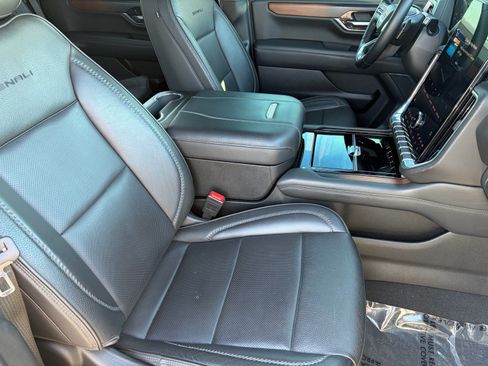 Used 2025 GMC Yukon Denali AWD/4WD image 32
