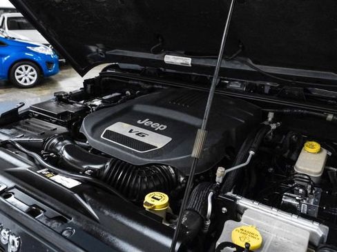 Used 2016 Jeep Wrangler Unlimited Rubicon image 45