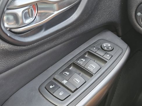 Used 2021 Jeep Cherokee Latitude Lux image 25