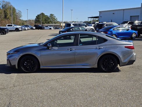 Used 2025 Toyota Camry SE image 12