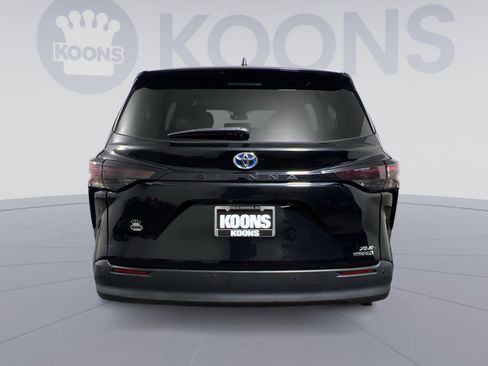 Used 2023 Toyota Sienna XLE image 4