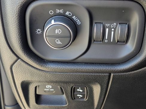 Used 2025 RAM 1500 Laramie AWD/4WD image 16