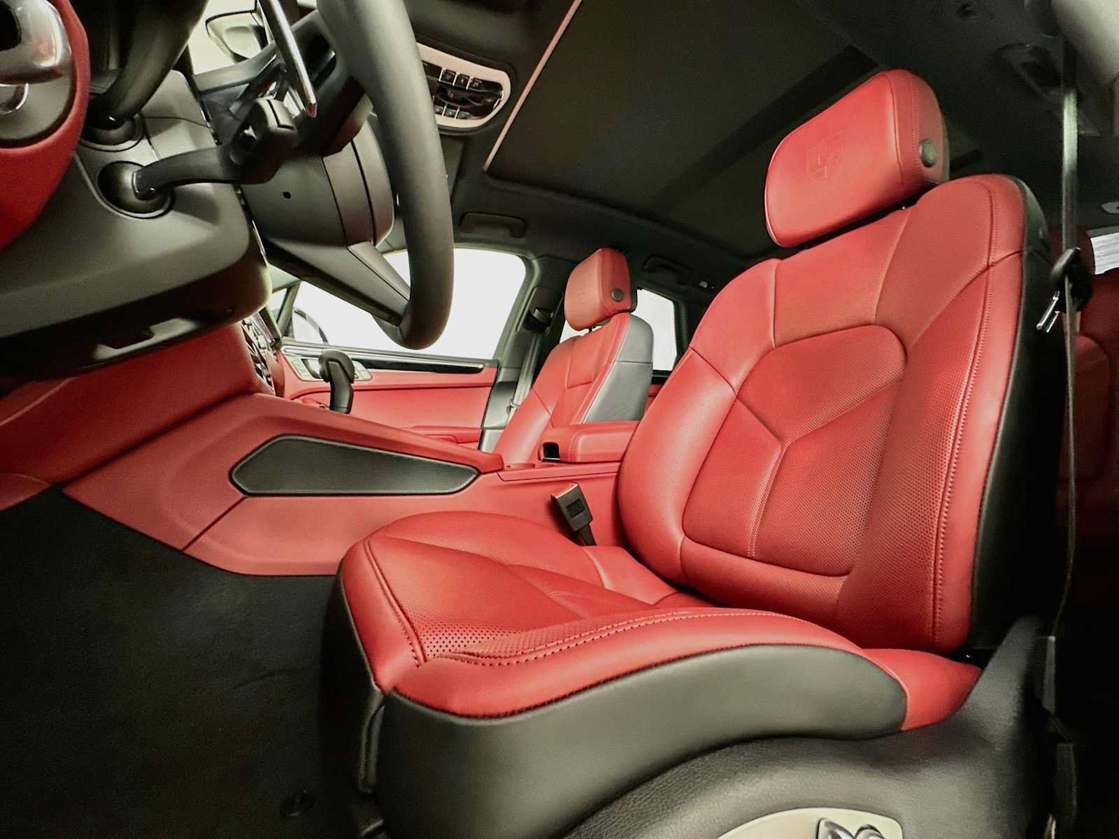 Certified 2025 Porsche Macan AWD/4WD image 5