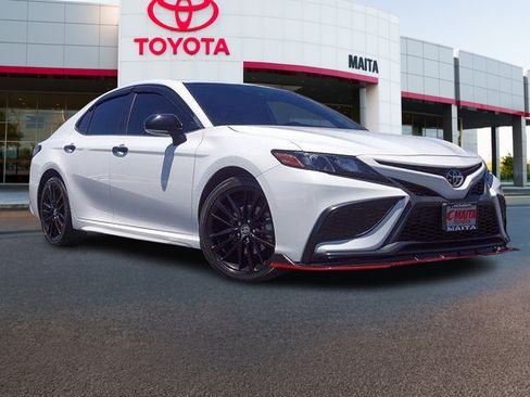 Used 2022 Toyota Camry SE FWD image 1
