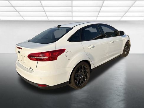 Used 2016 Ford Focus SE w/ Equipment Group 201A FWD image 2