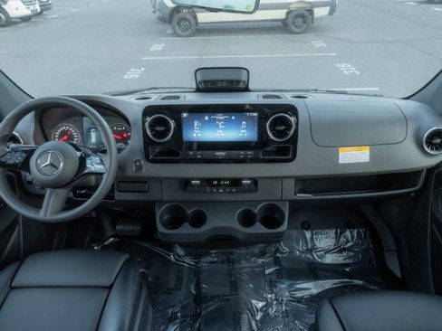 Used 2025 Mercedes-Benz Sprinter 2500 image 17