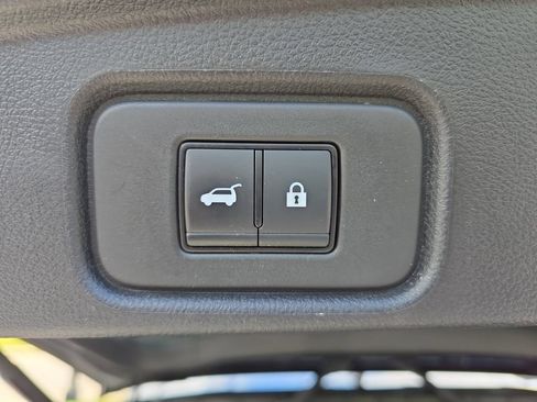 Used 2025 Nissan Pathfinder SV FWD image 31