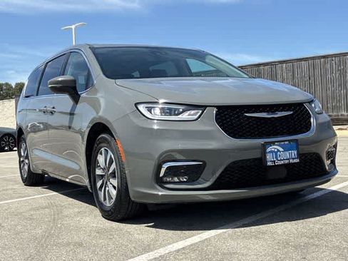 Used 2023 Chrysler Pacifica Touring-L FWD image 10