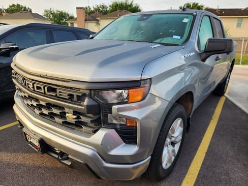 Used 2025 Chevrolet Silverado 1500 Custom image 3
