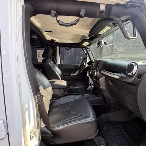 Used 2015 Jeep Wrangler Unlimited Sahara w/ Connectivity Group AWD/4WD image 13