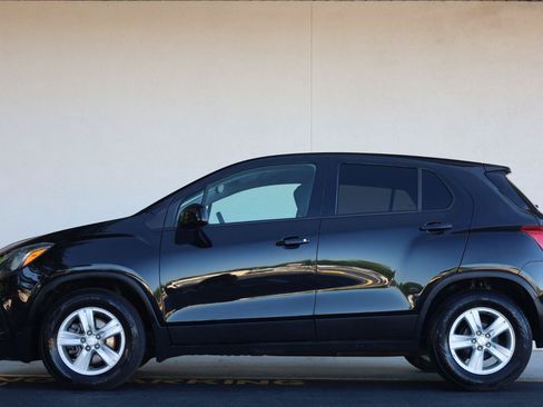 Used 2022 Chevrolet Trax LS w/ Tint and Cruise Package FWD image 3