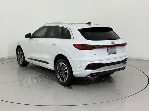 Used 2025 Audi Q5 Premium w/ Convenience Package image 3