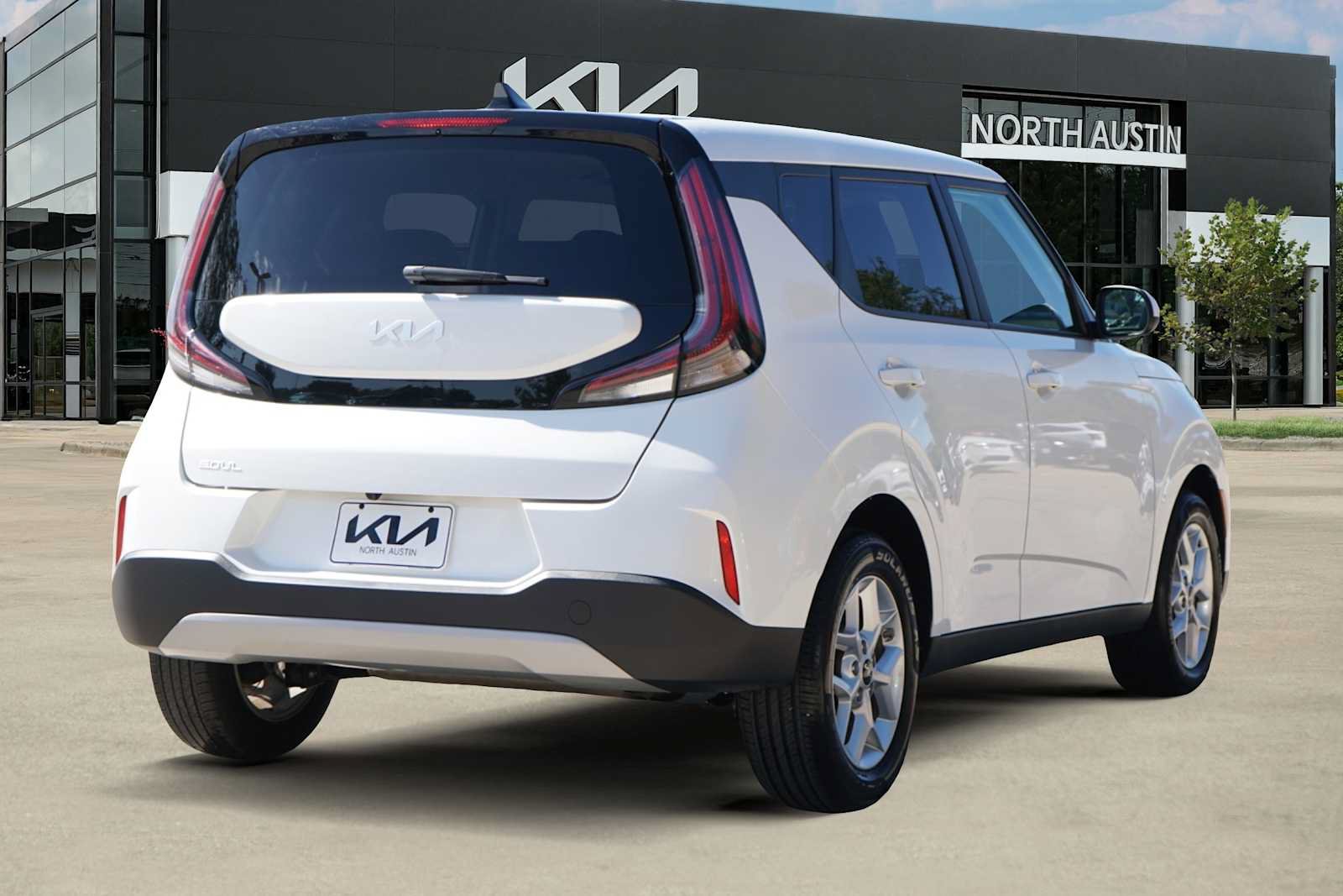 Used 2025 Kia Soul LX w/ LX Technology Package FWD image 5