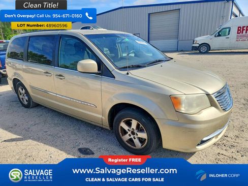 Used 2011 Chrysler Town & Country Touring FWD image 5