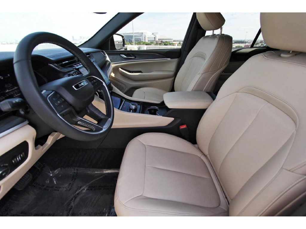 Used 2024 Jeep Grand Cherokee Limited AWD/4WD image 6