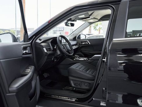 New 2026 Mitsubishi Outlander SE FWD image 17