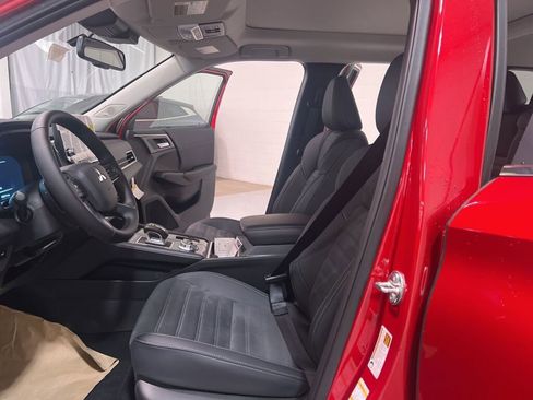 New 2025 Mitsubishi Outlander SE image 9