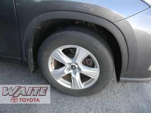 Used 2023 Toyota Highlander L AWD/4WD image 5