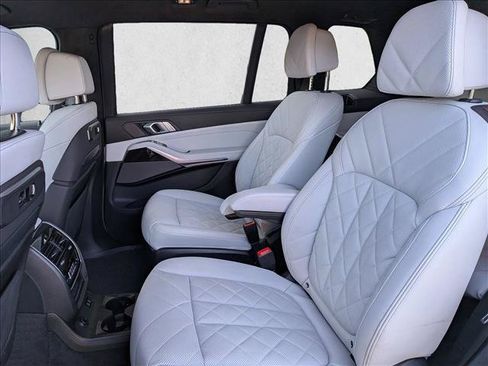Used 2024 BMW X7 xDrive40i w/ M Sport Package AWD/4WD image 16