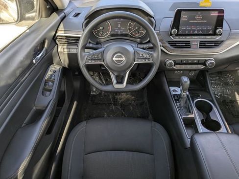 Used 2024 Nissan Altima 2.5 SV image 12