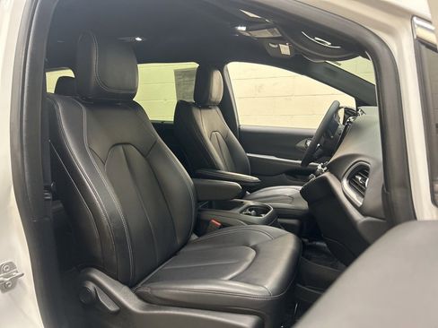 Used 2025 Chrysler Pacifica Select image 12