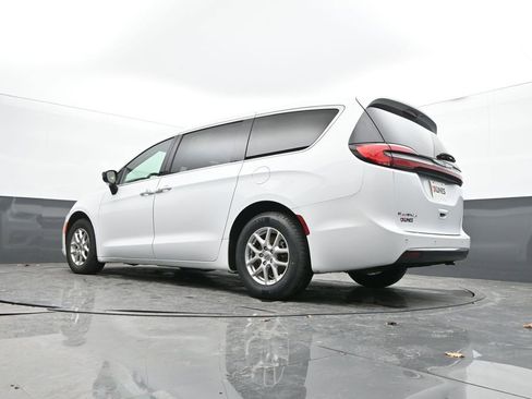 Used 2024 Chrysler Pacifica Touring-L image 57