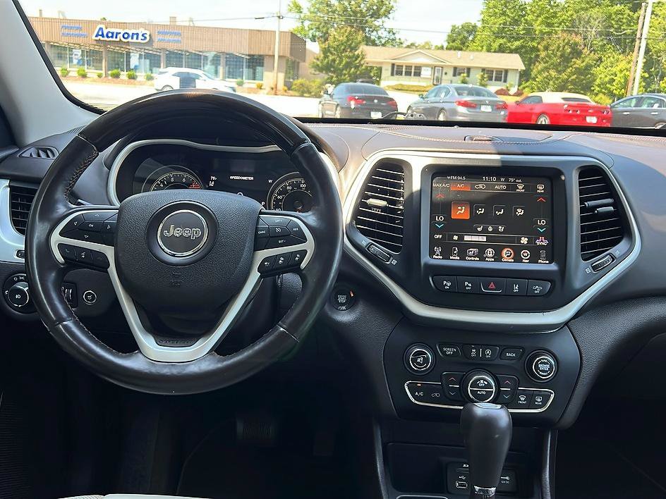 Used 2018 Jeep Cherokee Overland w/ Technology Group FWD image 11