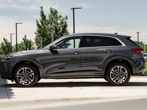 Certified 2025 Audi Q5 Premium w/ Convenience Package AWD/4WD image 6