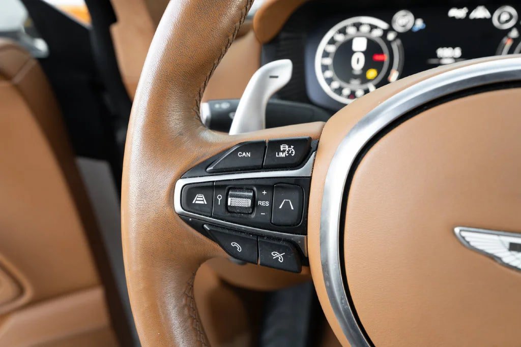 Used 2022 Aston Martin DBX AWD/4WD image 36