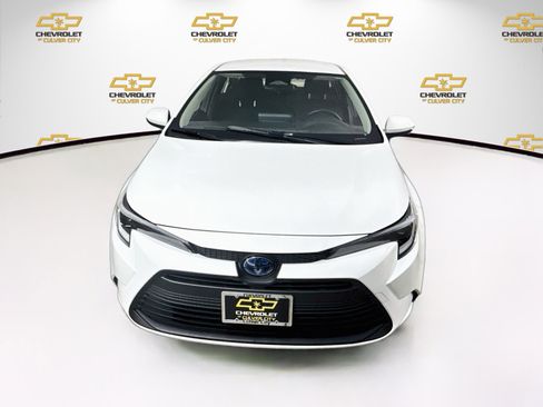 Used 2024 Toyota Corolla LE FWD image 2