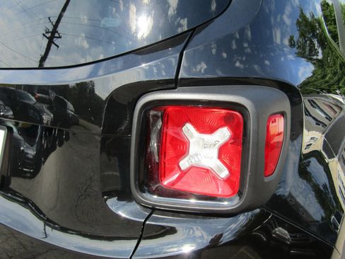Used 2018 Jeep Renegade Altitude FWD image 9