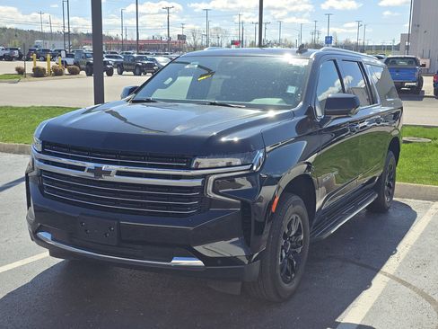 Used 2024 Chevrolet Suburban LT image 7