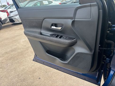 Used 2025 Nissan Kicks SV image 18