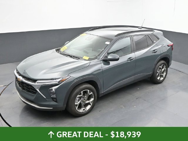 Used 2025 Chevrolet Trax LT FWD image 40