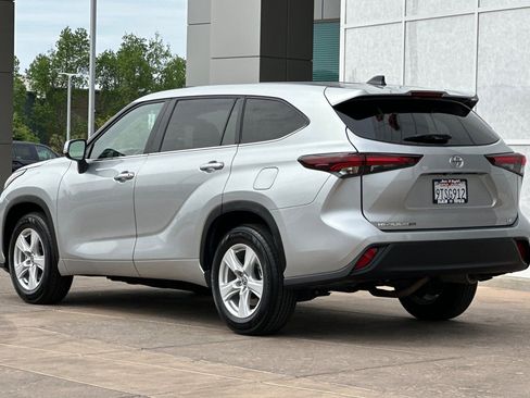 Used 2025 Toyota Highlander LE image 6