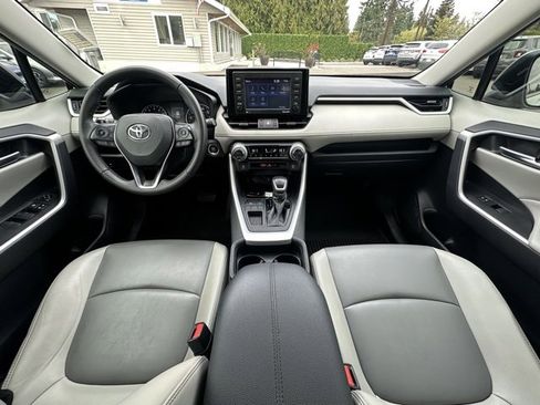 Used 2021 Toyota RAV4 XLE Premium image 15
