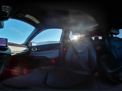 Used 2025 Jeep Compass Limited image 37