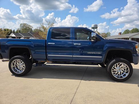 Used 2017 GMC Sierra 2500 Denali w/ Suspension Package, Off-Road image 5