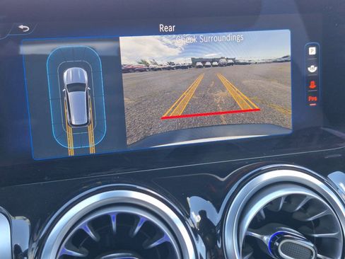 Used 2024 Mercedes-Benz EQB 300 4MATIC image 23