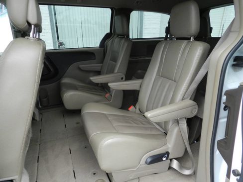 Used 2014 Chrysler Town & Country Touring image 10