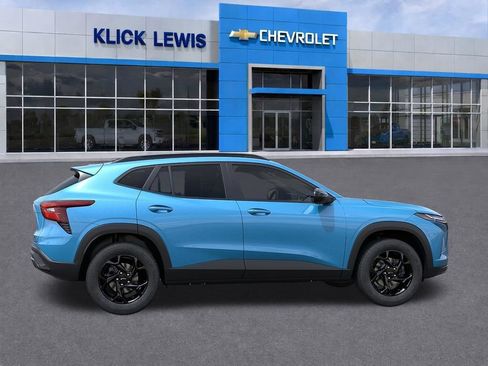 New 2026 Chevrolet Trax LT w/ Midnight Edition FWD image 5