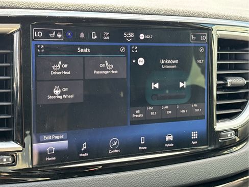 Used 2023 Chrysler Pacifica Touring-L FWD image 11