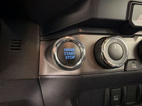 Used 2022 Toyota Tacoma TRD Off-Road AWD/4WD image 25