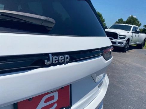 Used 2023 Jeep Grand Cherokee Summit AWD/4WD image 37