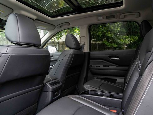 Certified 2025 Nissan Pathfinder SL w/ SL Premium Package image 24